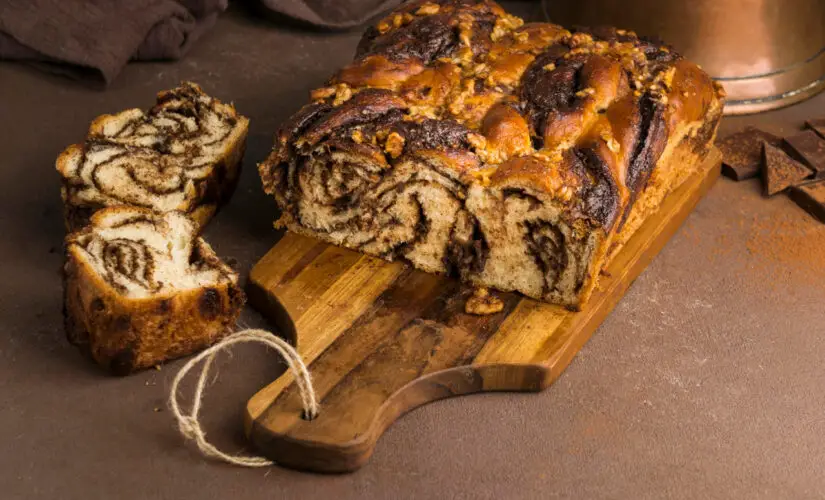 Bolo de liquidificador mesclado fofinho, rápido e com visual incrível