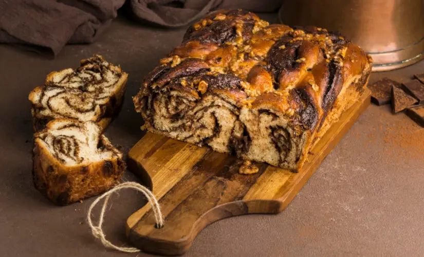 Bolo de liquidificador mesclado fofinho, rápido e com visual incrível