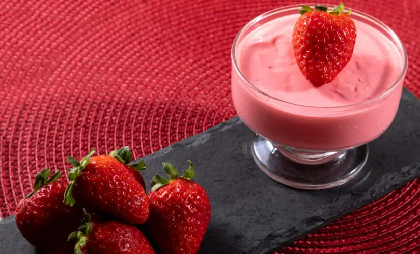 Mousse de morango leve, aerada e cheia de sabor natural