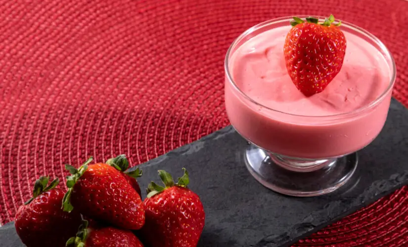 Mousse de morango leve, aerada e cheia de sabor natural