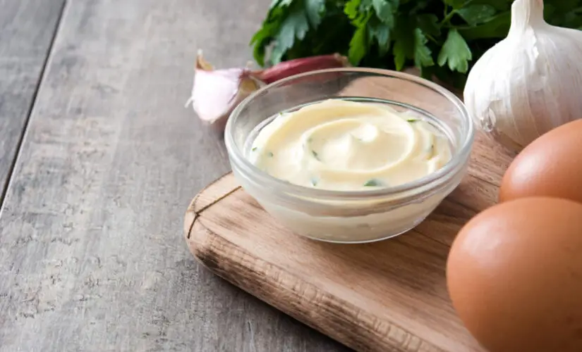 Maionese caseira com ovo cozido cremosa, temperada e cheia de sabor