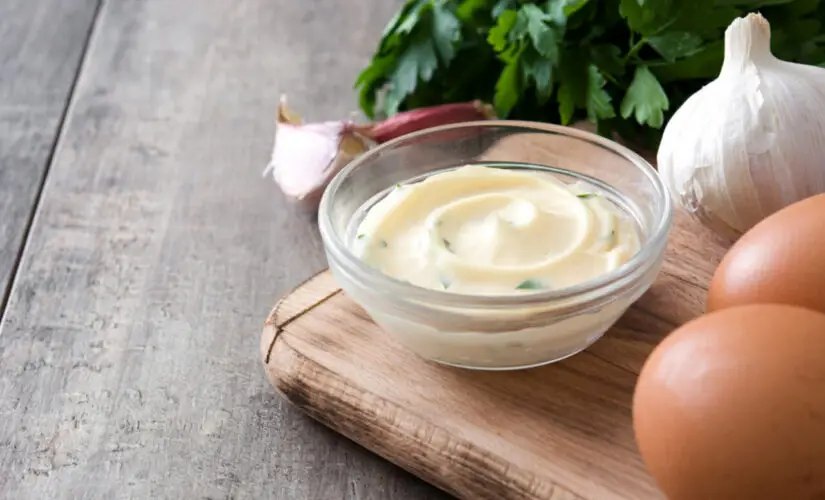 Maionese caseira com ovo cozido cremosa, temperada e cheia de sabor