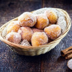Receita de bolinho de chuva fofinho, sequinho e com sabor de infância
