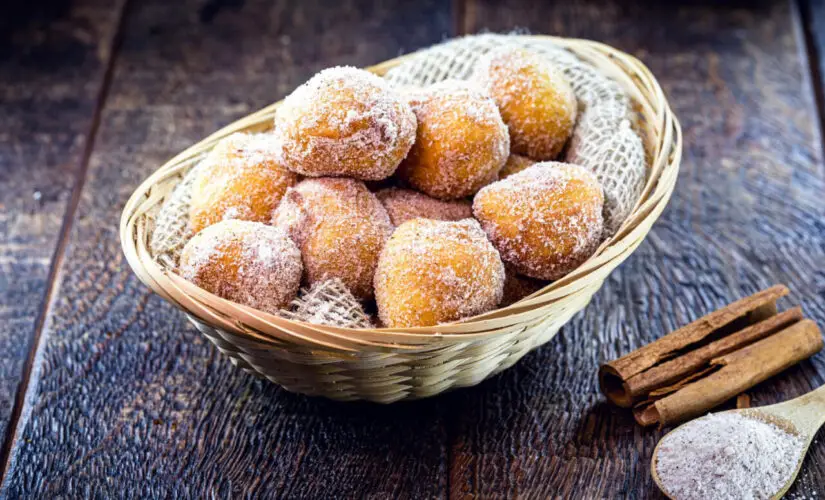 Receita de bolinho de chuva fofinho, sequinho e com sabor de infância