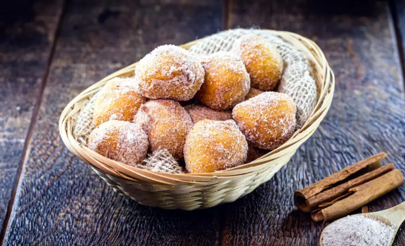 Receita de bolinho de chuva fofinho, sequinho e com sabor de infância