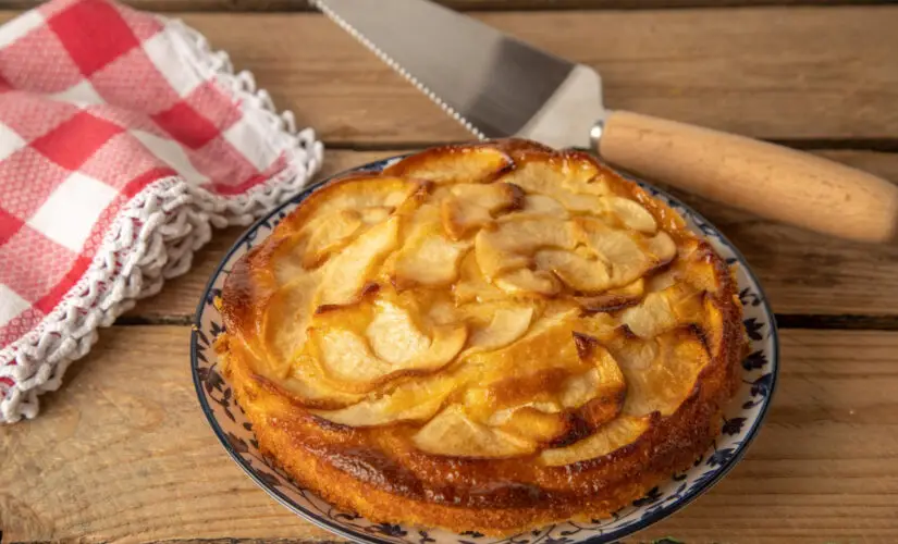 Bolo de maça fit com sabor de casa e saúde no mesmo pedaço