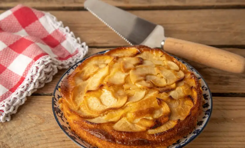 Bolo de maça fit com sabor de casa e saúde no mesmo pedaço