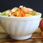 Salada de fruta refrescante com gostinho de verão e carinho de casa