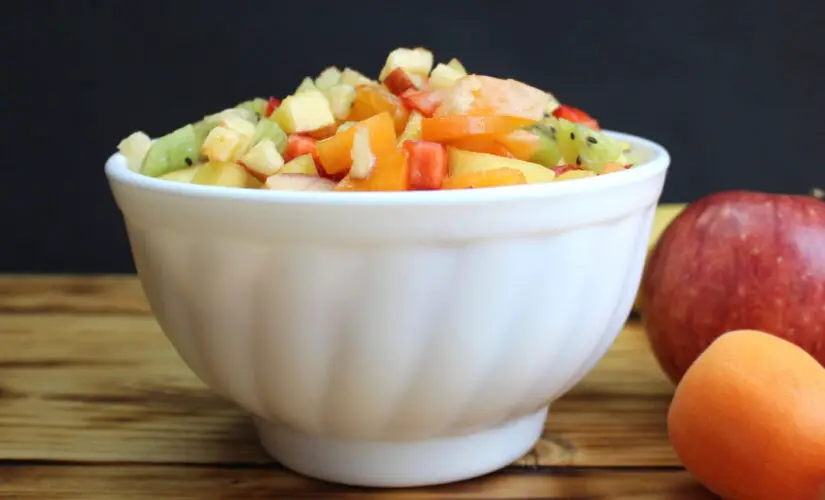 Salada de fruta refrescante com gostinho de verão e carinho de casa