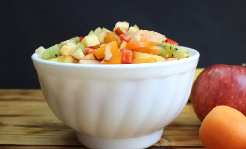 Salada de fruta refrescante com gostinho de verão e carinho de casa