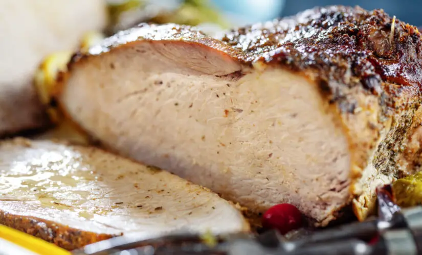 Pernil de porco assado com sabor de festa e aquele cheirinho que invade a casa