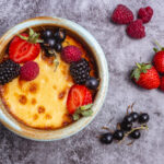 Pudim de caneca com sabor de sobremesa de vó e praticidade de micro-ondas