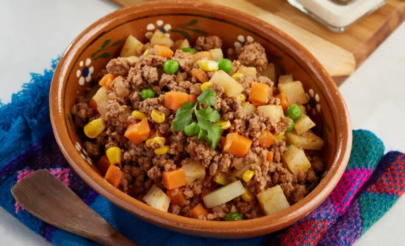 Carne moída com milho com sabor de almoço rápido e caseiro da vovó