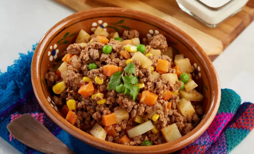 Carne moída com milho com sabor de almoço rápido e caseiro da vovó