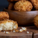 Receita de bolinho de arroz com sabor de reaproveitamento e carinho de mãe