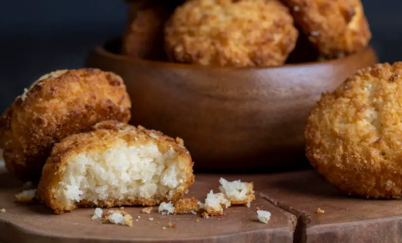Receita de bolinho de arroz com sabor de reaproveitamento e carinho de mãe