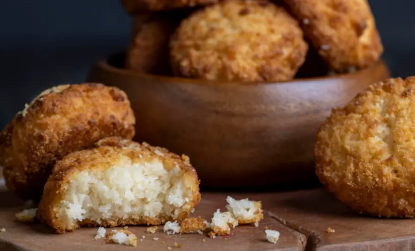 Receita de bolinho de arroz com sabor de reaproveitamento e carinho de mãe