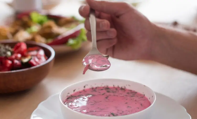 Mousse de morango com Tang que lembra as sobremesas da infância