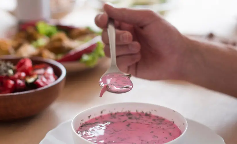 Mousse de morango com Tang que lembra as sobremesas da infância