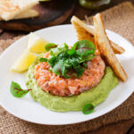 Tartar de salmão fresco com toque cítrico e elegância na simplicidade