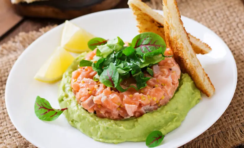 Tartar de salmão fresco com toque cítrico e elegância na simplicidade