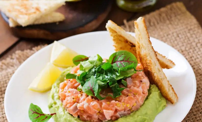 Tartar de salmão fresco com toque cítrico e elegância na simplicidade