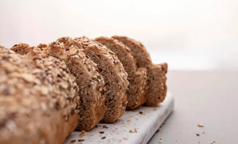 Pão sem glúten fofinho e caseiro que lembra o da padaria