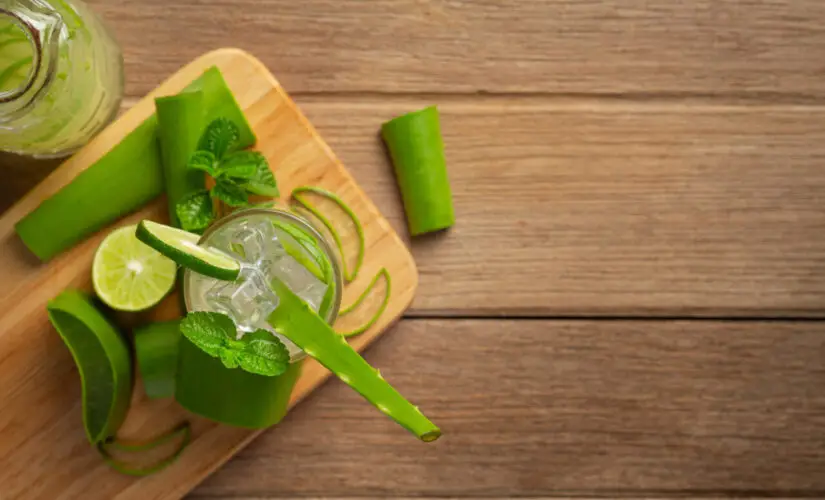 Suco de babosa natural com limão e benefícios para o corpo inteiro