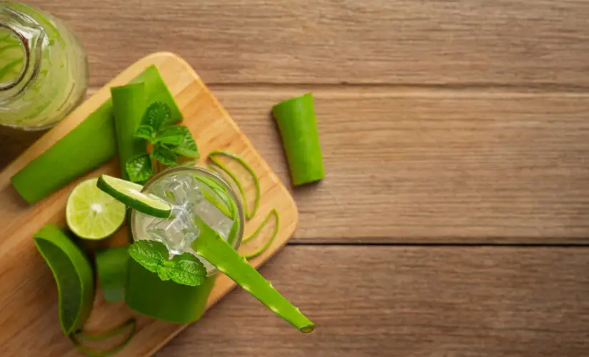 Suco de babosa natural com limão e benefícios para o corpo inteiro
