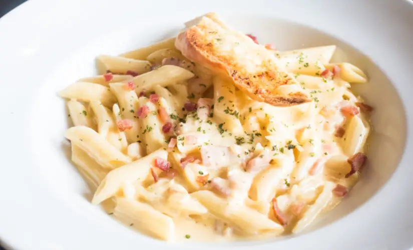 Macarrão ao molho branco com sabor de infância e aconchego