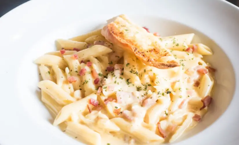 Macarrão ao molho branco com sabor de infância e aconchego