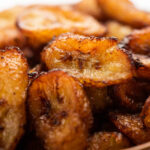 Banana da terra caramelizada que derrete na boca e lembra sobremesa de mãe