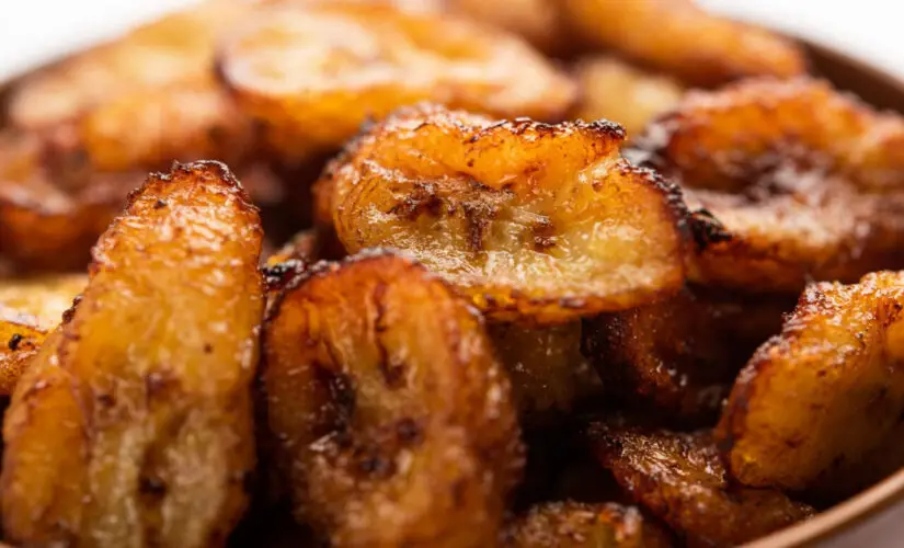 Banana da terra caramelizada que derrete na boca e lembra sobremesa de mãe