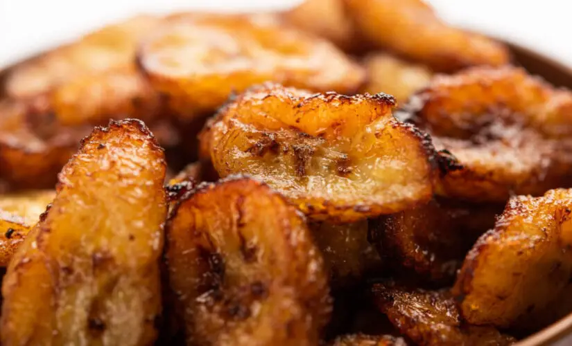 Banana da terra caramelizada que derrete na boca e lembra sobremesa de mãe