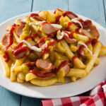 Batatas fritas com calabresa crocantes e cheias de sabor de boteco