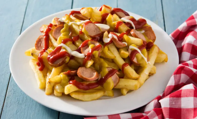 Batatas fritas com calabresa crocantes e cheias de sabor de boteco