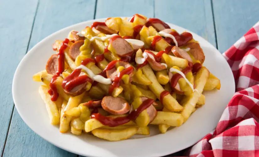 Batatas fritas com calabresa crocantes e cheias de sabor de boteco