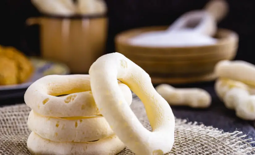 Biscoito de polvilho assado fácil e rápido com gostinho de infância