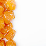 Balas de coco caramelizadas com crocância por fora e maciez por dentro