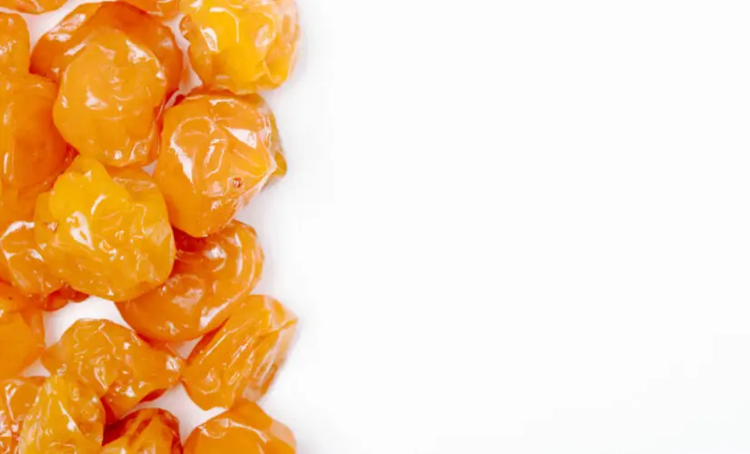 Balas de coco caramelizadas com crocância por fora e maciez por dentro