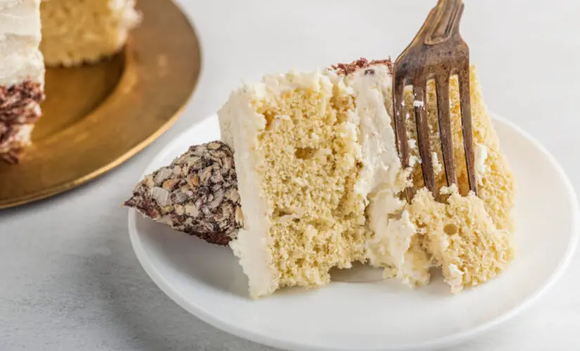 Bolo de baunilha da vovó que perfuma a casa com sabor de aconchego