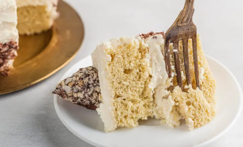 Bolo de baunilha da vovó que perfuma a casa com sabor de aconchego