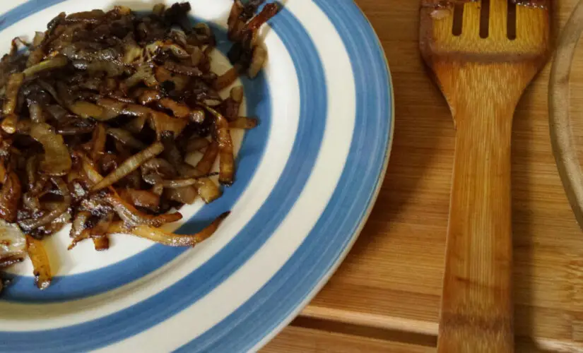 Cebola caramelizada com açúcar que dá um toque especial a qualquer prato