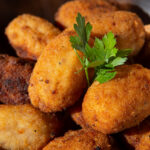 Bolinho de carne seca com batata que traz o sabor do sertão para sua mesa