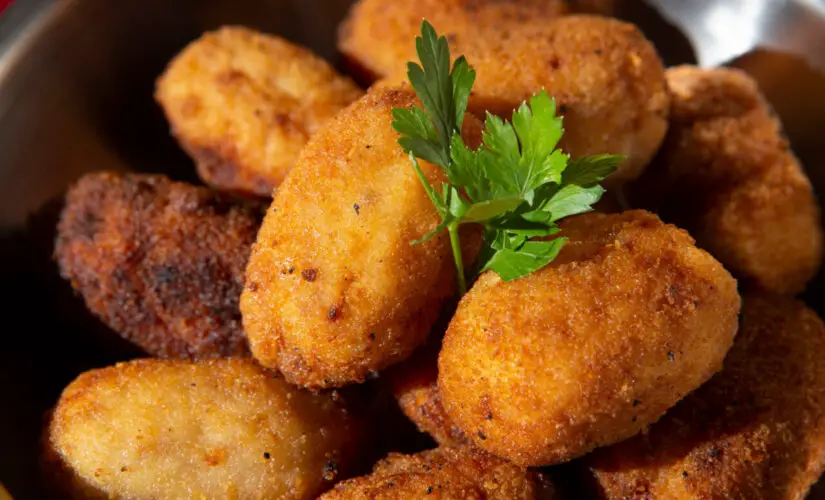 Bolinho de carne seca com batata que traz o sabor do sertão para sua mesa
