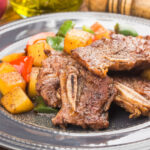Costela com aipim na panela de pressão com sabor de comida de roça