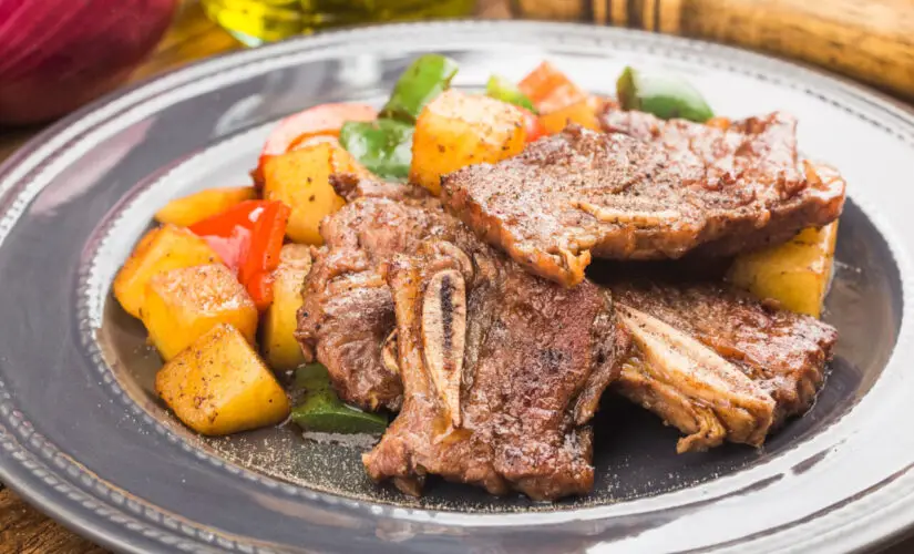 Costela com aipim na panela de pressão com sabor de comida de roça