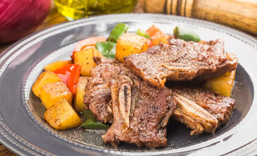 Costela com aipim na panela de pressão com sabor de comida de roça