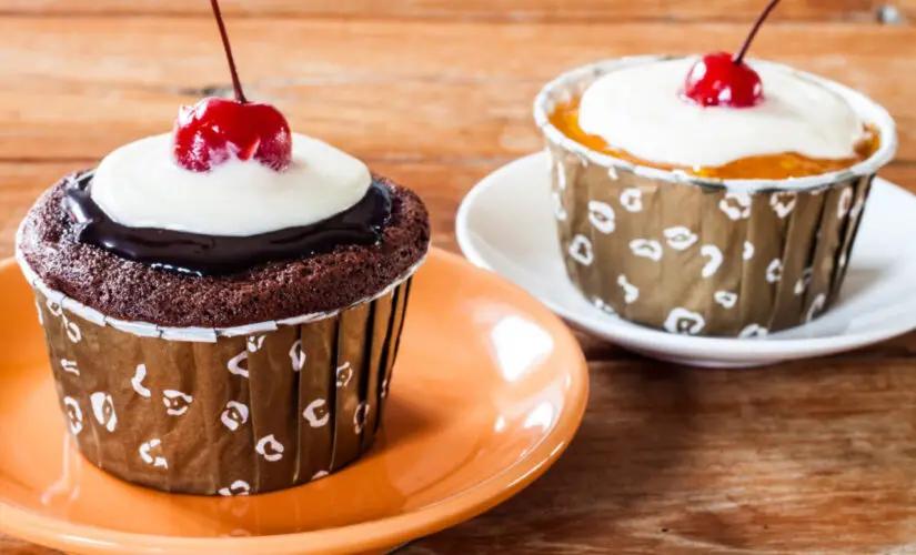 Petit gâteau no micro-ondas pronto em minutos com sabor de confeitaria