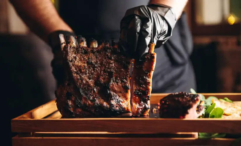 Costela assada suculenta que desmancha na boca igual à do churrasco de domingo